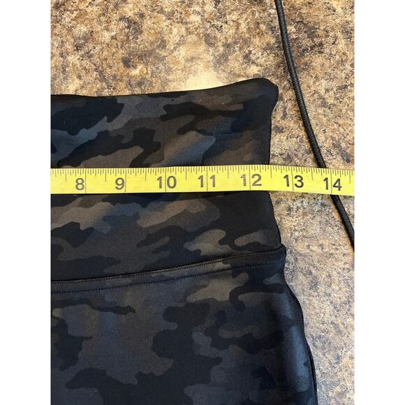 Spanx Look at Me Now Black Camo Leggings Medium - Picture 6 of 7